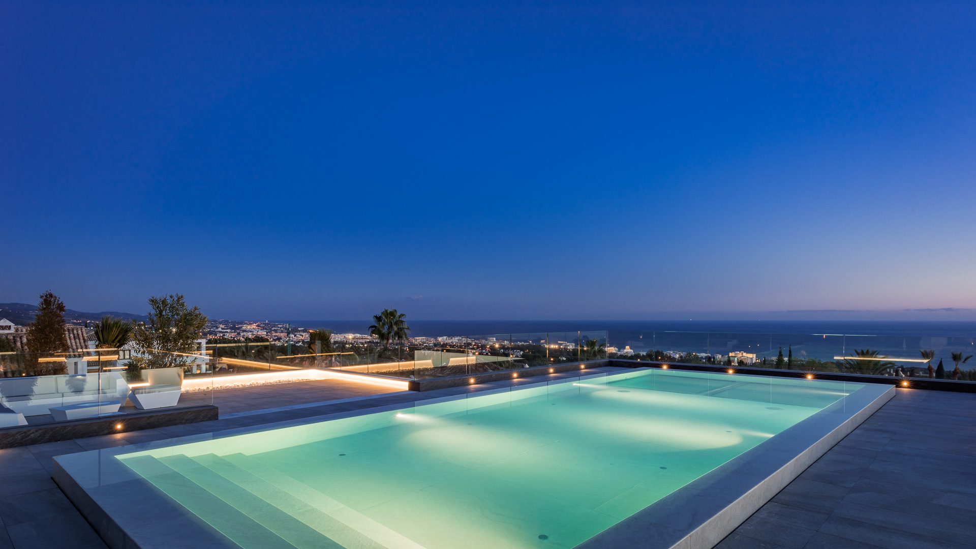 Edge swimming pool Luxury Villa in Sierra Blanca, Marbella