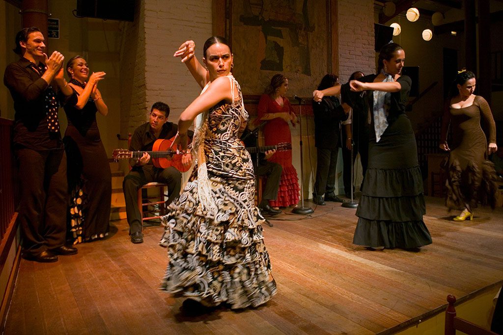 Flamenco : Taper des mains et des pieds semble être une de nos activités préférées. Les tenues sont pas mal non plus.