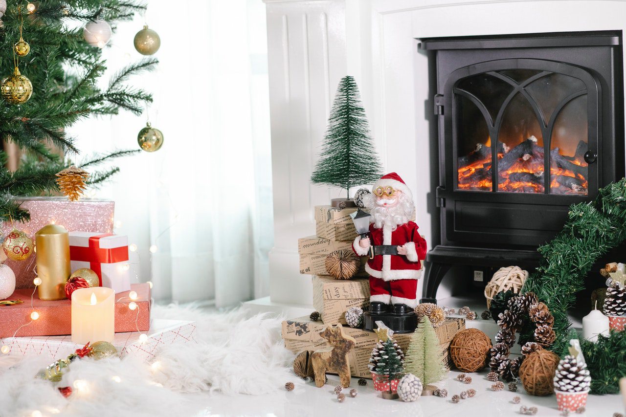 Light a fire, Christmas fireplace
