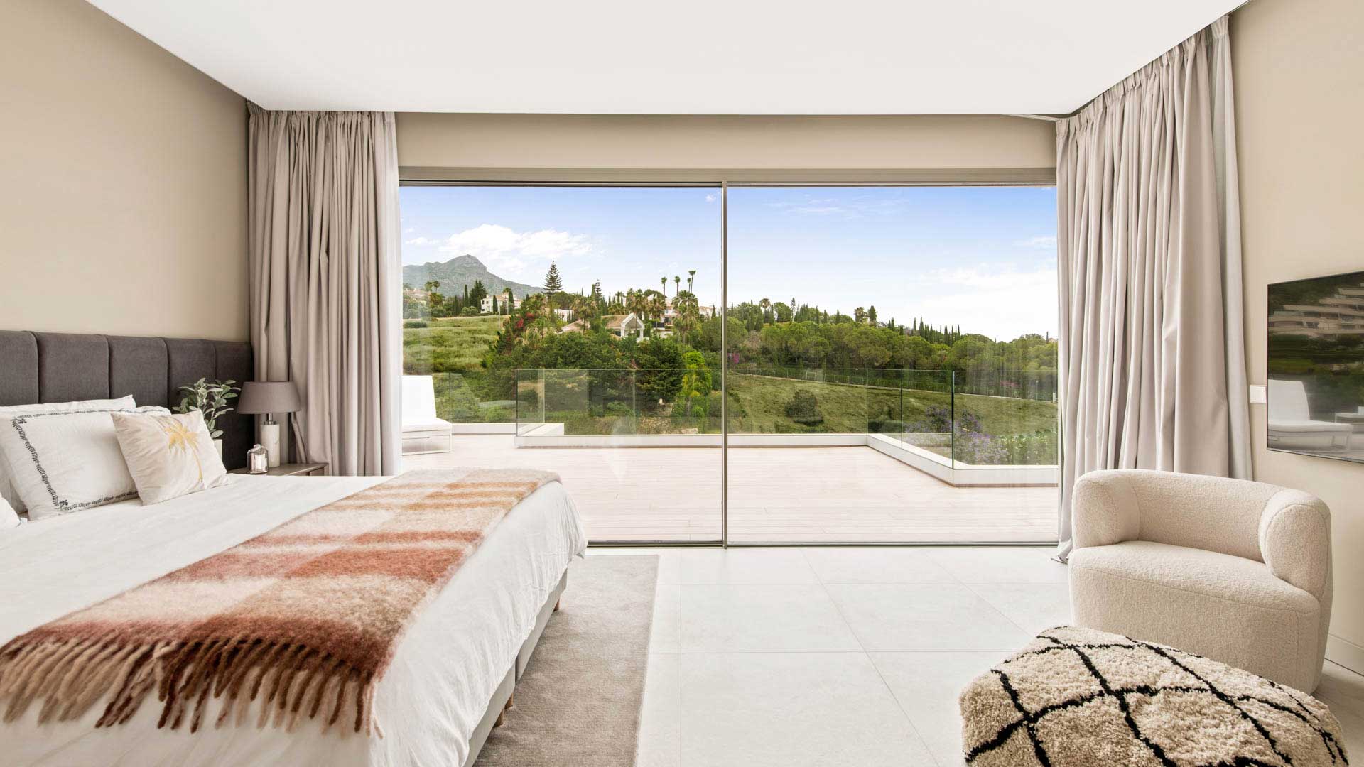 5 bedroom Villa in Los Naranjos, Marbella