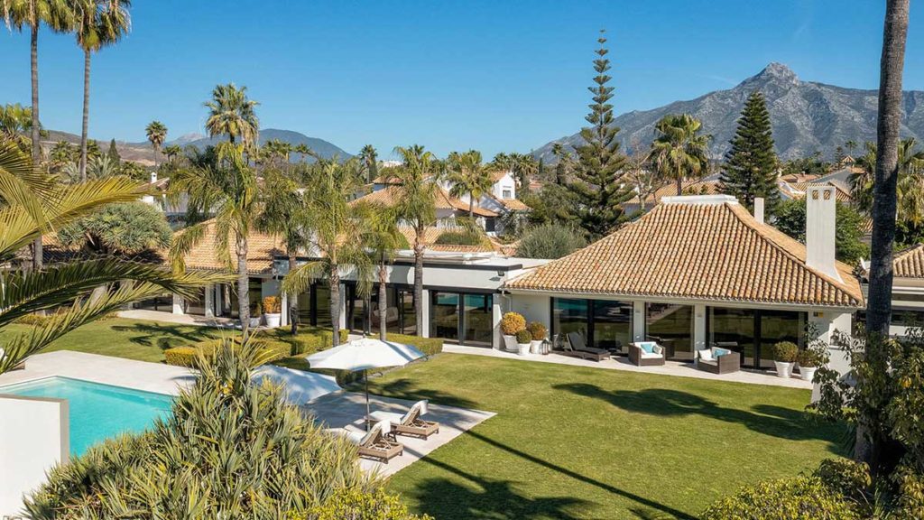 Villa en première ligne de golf à Nueva Andalucia, Marbella, Villa Jazmin