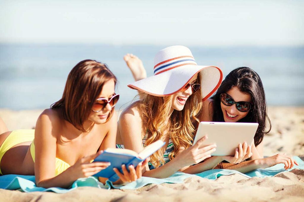 Lisez un bon livre - 10 activités à faire à la plage à Marbella hors saison