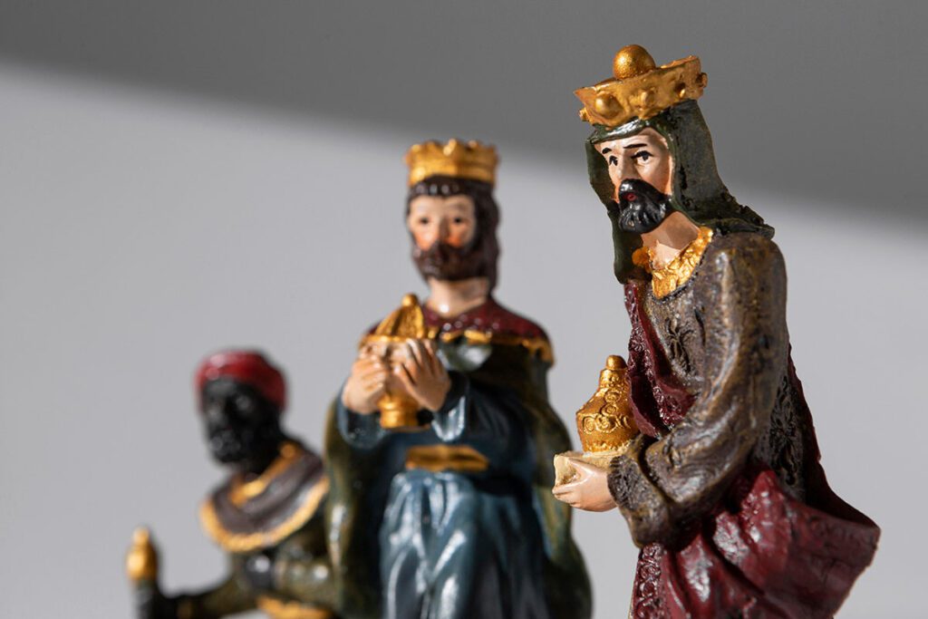 epiphany day kings figurines with crowns
