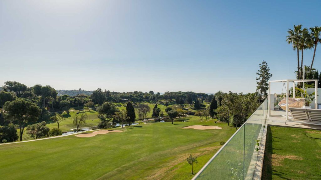 Des vues impressionnantes sur le terrain de golf: la villa de rêve d'un golfeur