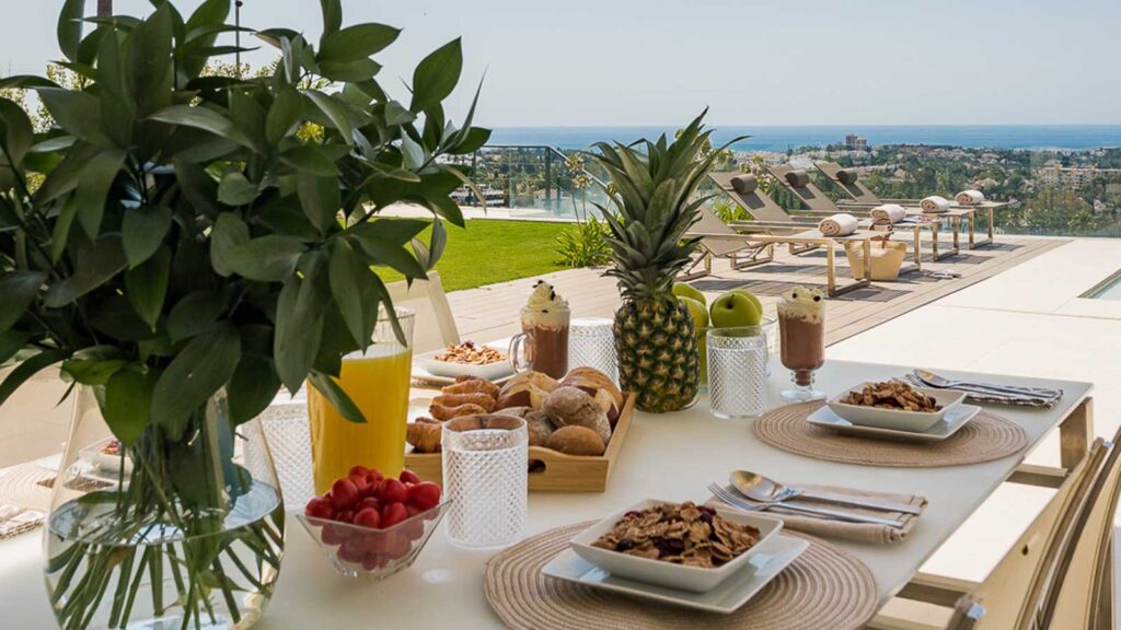 Profitez d'un petit-déjeuner copieux sur la terrasse précédant votre partie de golf.