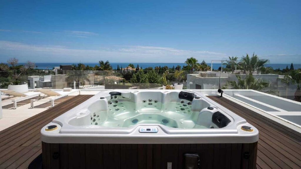 Un bain à remous chaud en plein air est idéal pour une journée d'hiver fraîche et ensoleillée à Marbella. Sur la photo: le superbe bain à remous de la Villa Estrella.