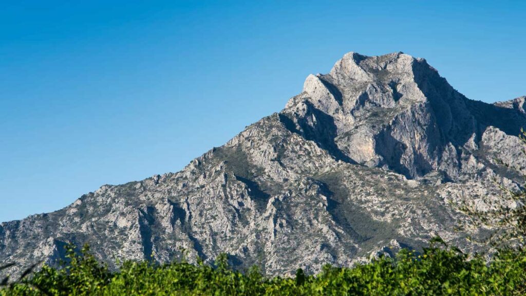 La Concha Mountain - Photo by Milan Trninic: https://www.pexels.com/photo/la-concha-mountain-18168019/