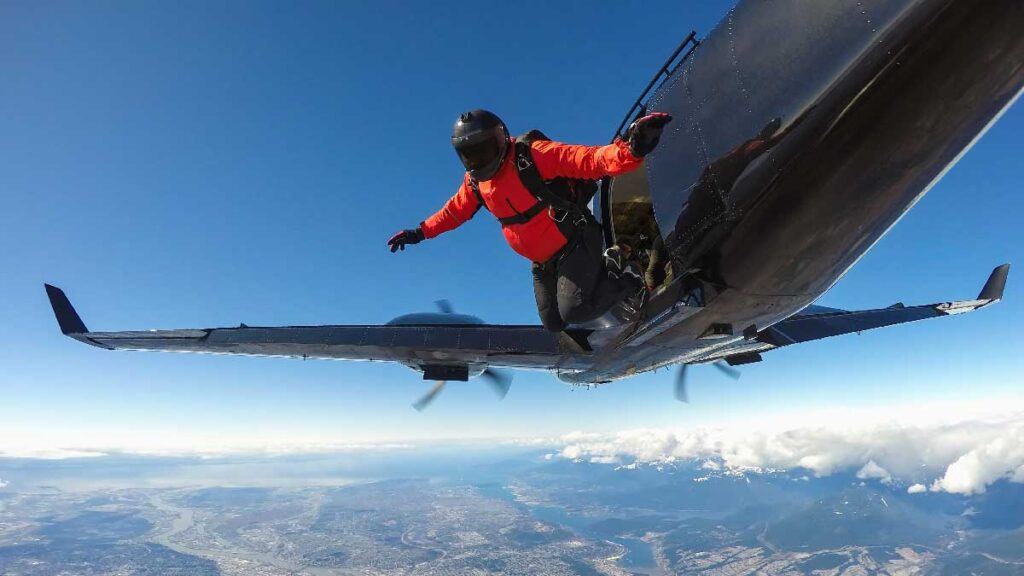 Parachutiste sautant d'un avion sport extrême