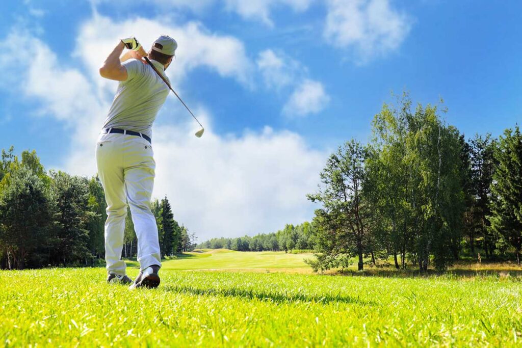 golfeur frappant un coup de golf avec un club pendant les vacances d'été