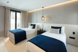 double bed Bedroom - Frontline Apartment in Puerto Banus