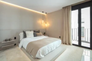 King size bed Bedroom - Frontline Apartment in Puerto Banus