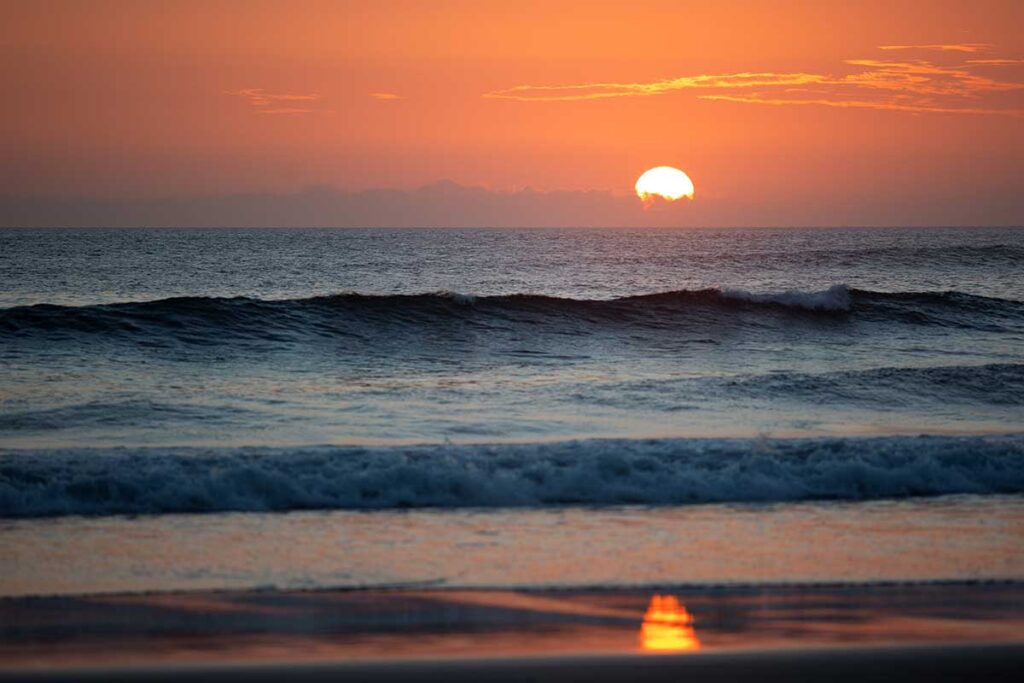 غروب الشمس على شاطئ البحر في ماربيا