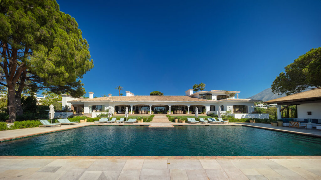 villa for up to 22 guests in marbella