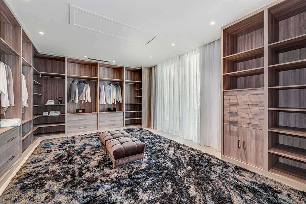 Walk in Wardrobe at Villa Los Angeles, Marbella