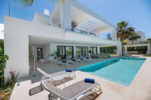 Salwater pool - 5 bedroom villa jomo marbella 39