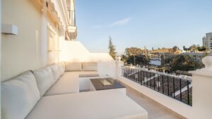 Outdoor longe area with firepit - Exquisite Townhouse in Aloha Gardens