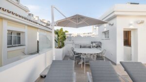 Outdoor dining area - Townhouse in Aloha Gardens