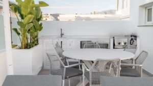 Outdoor dining area - Townhouse in Aloha Gardens