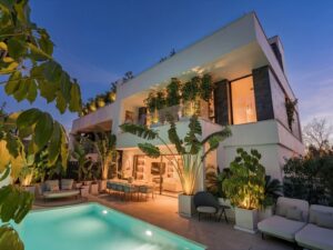 Villa Las Vistas - Ground floor terrace night time