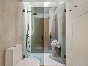 fla32 barhroom master suite