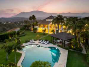 Villa Siempre Viva - Outdoor Pool at Dusk